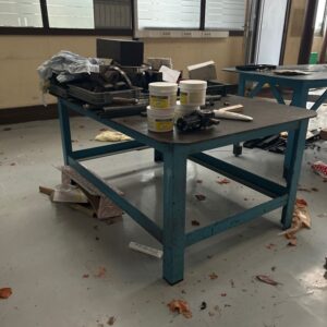 Lot de 2 tables métalliques bleues. 79 x 200 x 100 cm et 70 x 150 x 100 cm (bât 30) – Image 3