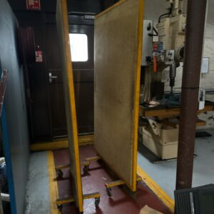 2 paravents d’atelier métalliques jaunes sur roulettes. 220 x 127 x 50 cm (bât 30) – Image 2