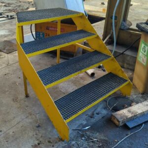 Escalier d'atelier en acier laqué jaune à 4 marches 86 x 100 x 125 cm