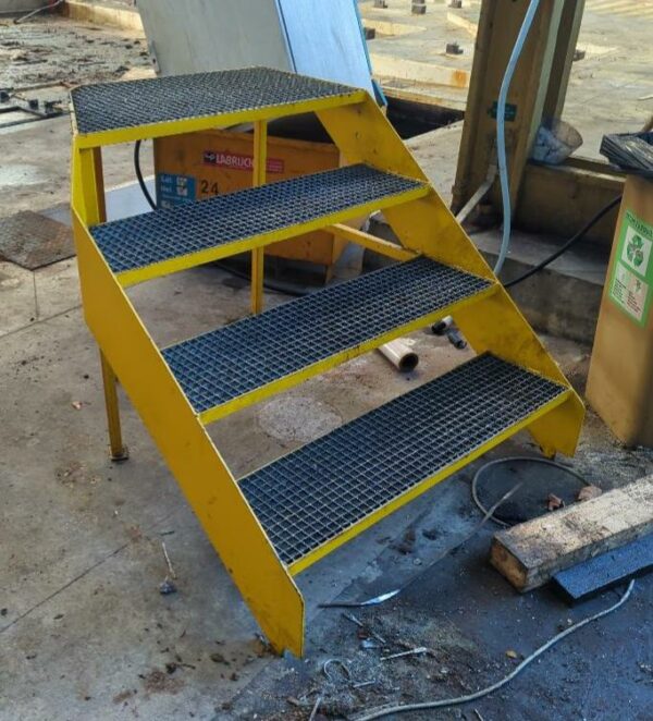 Escalier d'atelier en acier laqué jaune à 4 marches 86 x 100 x 125 cm