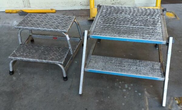 2 marche-pieds en aluminium