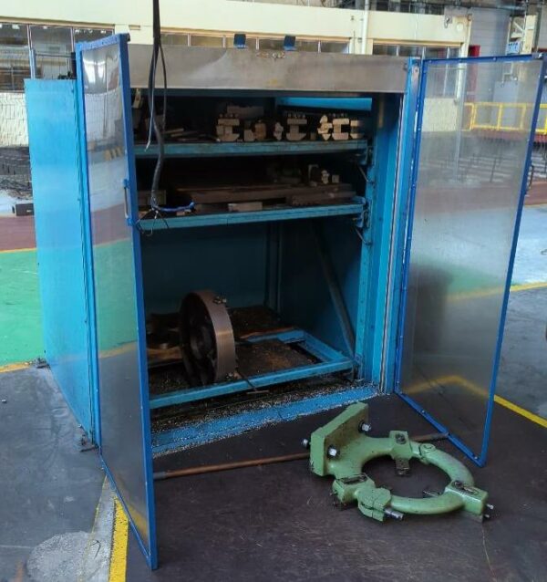 Armoire d'atelier ouvrant par 2 portes battantes en plexiglas. 163 x 146 x 123 cm