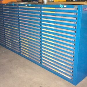 4 armoires métalliques de marque Lista ouvrant à 18 tiroirs. 146 x 90 x 71 chaque (largeur totale 358 cm)