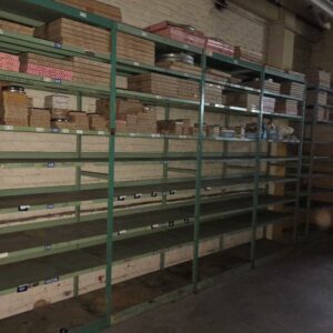 11 mètres linéaires de rayonnage en acier laqué vert et plateaux en acier. Hauteur 253 cm. Profondeur 50 cm. Largeur : 465 + 120 cm (2 baies)
