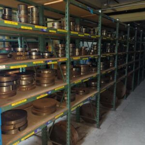 16,7 mètres linéaires de rayonnage en acier laqué vert, plateaux en bois. Hauteur 225 cm. Profondeur : 50 cm. Largeur :
 423 + 418 + 415 (x 2 / recto verso)