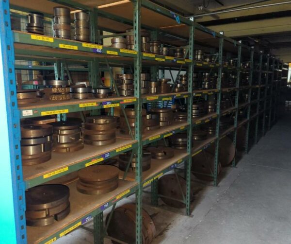 16,7 mètres linéaires de rayonnage en acier laqué vert, plateaux en bois. Hauteur 225 cm. Profondeur : 50 cm. Largeur :
 423 + 418 + 415 (x 2 / recto verso)