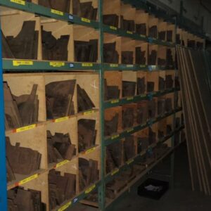 7,3 mètres linéaires de rayonnage, plateaux aménagés en casiers. Hauteur 232 cm. Profondeur 50 cm. Largeur : 105 + 210 + 210 + 210.