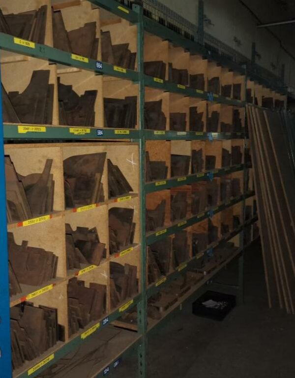 7,3 mètres linéaires de rayonnage, plateaux aménagés en casiers. Hauteur 232 cm. Profondeur 50 cm. Largeur : 105 + 210 + 210 + 210.