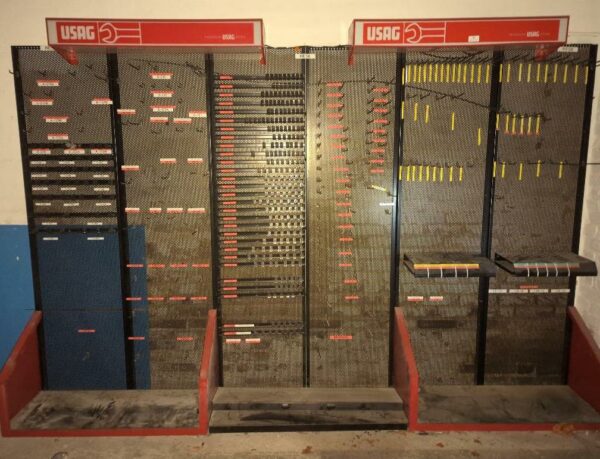 Présentoir à outils de marque Usag. 208 x 313 cm