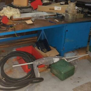Etabli plateau en acier sur un placard à 2 portes. Charge 1 tonne. 72 x 250 x 100 cm. (bât 30)
