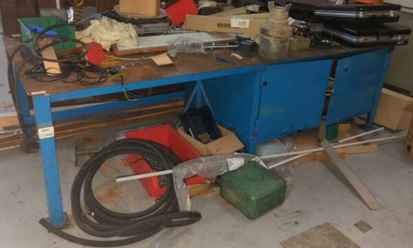 Etabli plateau en acier sur un placard à 2 portes. Charge 1 tonne. 72 x 250 x 100 cm. (bât 30)