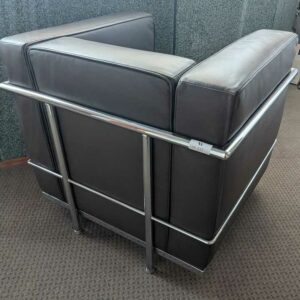 Fauteuil dans le goût du modèle LC2 de Le Corbusier en cuir marron, cadre en acier chromé. 67 x 76 x 70 cm. Localisation : Canada entrée – Image 3