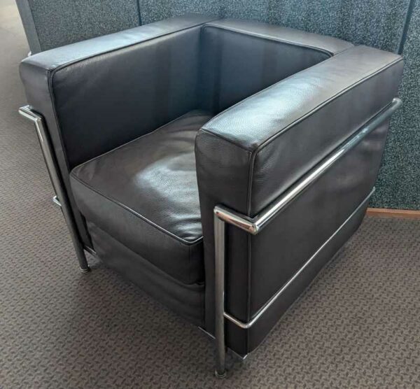 Fauteuil dans le goût du modèle LC2 de Le Corbusier en cuir marron, cadre en acier chromé. 67 x 76 x 70 cm. Localisation : Canada 1er couloir