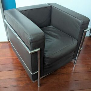 Fauteuil dans le goût du modèle LC2 de Le Corbusier en cuir marron, cadre en acier chromé. 67 x 76 x 70 cm. Localisation : Canada hall