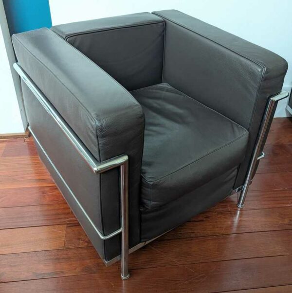 Fauteuil dans le goût du modèle LC2 de Le Corbusier en cuir marron, cadre en acier chromé. 67 x 76 x 70 cm. Localisation : Canada hall
