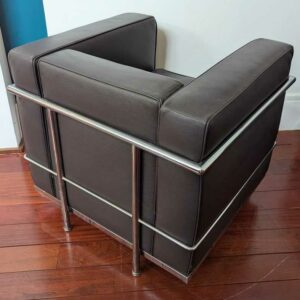 Fauteuil dans le goût du modèle LC2 de Le Corbusier en cuir marron, cadre en acier chromé. 67 x 76 x 70 cm. Localisation : Canada hall – Image 3