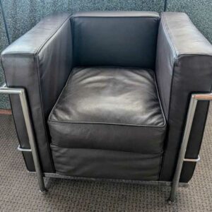Fauteuil dans le goût du modèle LC2 de Le Corbusier en cuir marron, cadre en acier chromé. 67 x 76 x 70 cm. Localisation : Canada hall – Image 2