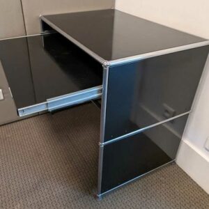 Bureau de marque USM HALLER avec 1 tablette rétractable en métal de couleur noire. 74 x 77 x 52 cm. Localisation : Canada 1er (2c06)