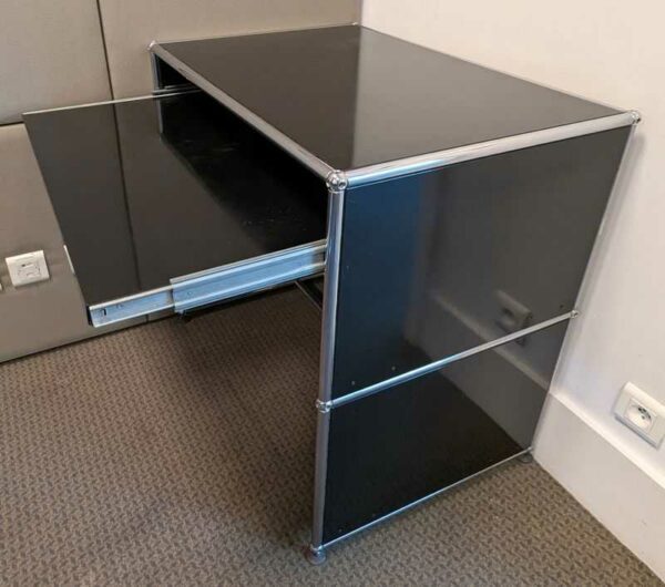 Bureau de marque USM HALLER avec 1 tablette rétractable en métal de couleur noire. 74 x 77 x 52 cm. Localisation : Canada 1er (2c06)