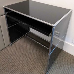Bureau de marque USM HALLER avec 1 tablette rétractable en métal de couleur noire. 74 x 77 x 52 cm. Localisation : Canada 1er (2c06) – Image 2