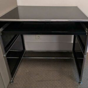 Bureau de marque USM HALLER avec 1 tablette rétractable en métal de couleur noire. 74 x 77 x 52 cm. Localisation : Canada 1er (2c06) – Image 3