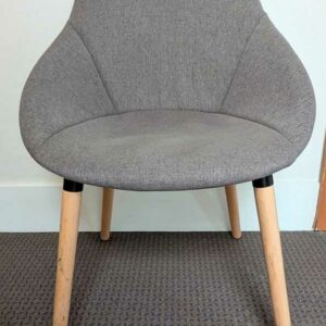 4 fauteuils recouverts de tissu gris, piètement oblique en bois naturel et métal noir. 80 x 58 x 51 cm. Localisation : Canada 1er (2B01) – Image 2