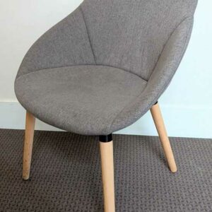 4 fauteuils recouverts de tissu gris, piètement oblique en bois naturel et métal noir. 80 x 58 x 51 cm. Localisation : Canada 1er (2B01)