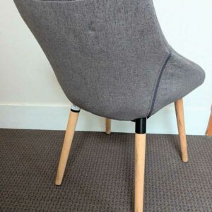4 fauteuils recouverts de tissu gris, piètement oblique en bois naturel et métal noir. 80 x 58 x 51 cm. Localisation : Canada 1er (2B01) – Image 3