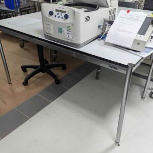 Table de marque USM HALLER de couleur blanche. 77 x 150 x 75 cm. Localisation : Canada labo (OU37)