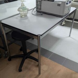 Table de marque USM HALLER de couleur blanche. 77 x 150 x 75 cm. Localisation : Canada labo (OU37) – Image 2