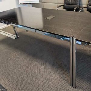 Table de réunion de marque USM HALLER, plateau en bois noir avec trappe passe câble électrifiée. 74 x 200 x 100 cm (usures). 2 unités. Vendu avec faculté de réunion. Localisation : Canada 1er (2c06)