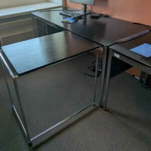 Bureau avec retour de marque USM HALLER, plateau en bois noir. 74 x 175 x 75 cm. Dimension retour : 74 x 79 x 54 cm (usures). Localisation : Canada 1er (2b02) – Image 2