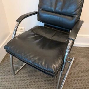 4 Fauteuils visiteur garnis de cuir noir, accoudoirs en plastique, armature en acier chromé. 88 x 58 x 68 cm (usures). Localisation : Canada 1er (2c06, 2b09, 2b11)
