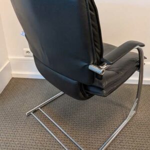 4 Fauteuils visiteur garnis de cuir noir, accoudoirs en plastique, armature en acier chromé. 88 x 58 x 68 cm (usures). Localisation : Canada 1er (2c06, 2b09, 2b11) – Image 2