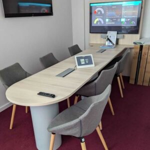 Table de réunion adossée en bois couleur hêtre avec 2 trappes passe-câbles. 176 x 300 x 115 cm. Localisation : Canada (2B01) – Image 2