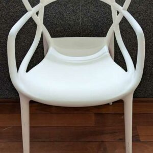 Paire de fauteuils design Philippe Starck modèle Masters édition KARTELL en plastique blanc. 83 x 52 x 54 cm. Localisation : Canada hall – Image 2