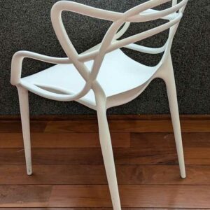 Paire de fauteuils design Philippe Starck modèle Masters édition KARTELL en plastique blanc. 83 x 52 x 54 cm. Localisation : Canada hall – Image 3