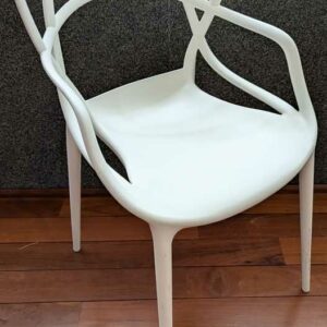 Paire de fauteuils design Philippe Starck modèle Masters édition KARTELL en plastique blanc. 83 x 52 x 54 cm. Localisation : Canada hall