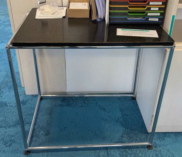 Retour de bureau ou petite table de marque USM HALLER en bois noir (usures). 74 x 54 x 79 cm. 12 unités. Vendu avec faculté de réunion. Localisation : Canada (RDC bas, 1er, Cafet bas, 0b18, 0b20, 1b12, 1b02, archives, 2b13)