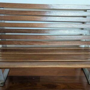 Banc en lattes de bois de marque MOBLES 114 Barcelona, piètement en acier. 83 x 115 x 70 cm. Localisation : Canada hall