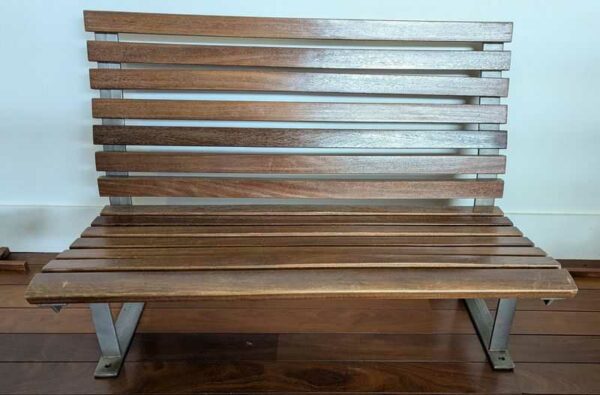 Banc en lattes de bois de marque MOBLES 114 Barcelona, piètement en acier. 83 x 115 x 70 cm. Localisation : Canada hall