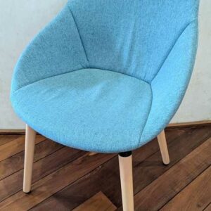 4 Fauteuils recouverts de tissu bleu vert, piètement oblique en bois naturel. 80 x 58 x 51 cm. Localisation : Canada hall