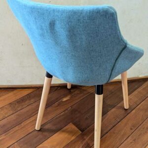 4 Fauteuils recouverts de tissu bleu vert, piètement oblique en bois naturel. 80 x 58 x 51 cm. Localisation : Canada hall – Image 3
