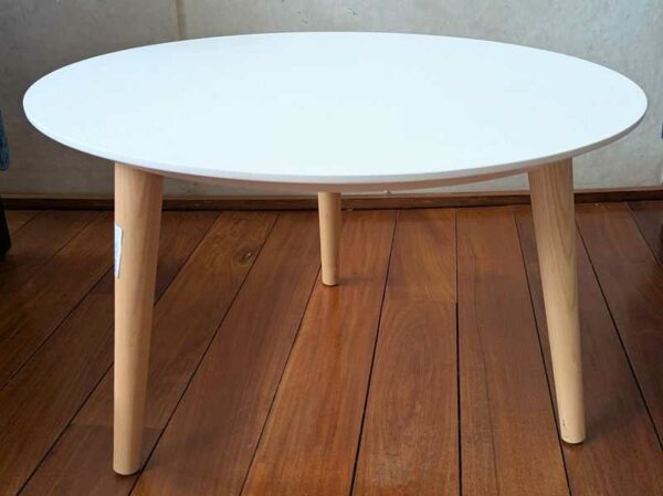Table basse en bois, plateau blanc reposant sur 4 pieds obliques en bois naturel. 38 x 60 cm. Localisation : Canada hall