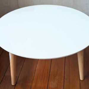 Table basse en bois, plateau blanc reposant sur 4 pieds obliques en bois naturel. 38 x 60 cm. Localisation : Canada hall – Image 2