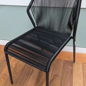 10 chaises "scoubidou" de marque VAUZELLE, structure en acier laqué noir, assise et dossier en fils de pvc noirs. 85 x 52 x 60 cm. Localisation : Canada cafet bas