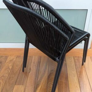 10 chaises "scoubidou" de marque VAUZELLE, structure en acier laqué noir, assise et dossier en fils de pvc noirs. 85 x 52 x 60 cm. Localisation : Canada cafet bas – Image 2