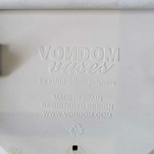 Paire de tabourets hauts de marque VONDOM, coque en plastique blanc reposant sur un piètement en acier laqué blanc. 90 x 40 x 50 cm. Localisation : Canada cafet – Image 3