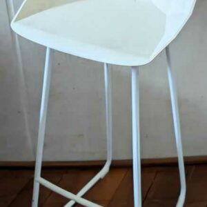 Paire de tabourets hauts de marque VONDOM, coque en plastique blanc reposant sur un piètement en acier laqué blanc. 90 x 40 x 50 cm. Localisation : Canada cafet