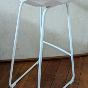 Paire de tabourets hauts de marque VONDOM, coque en plastique blanc reposant sur un piètement en acier laqué blanc. 90 x 40 x 50 cm. Localisation : Canada cafet – Image 2